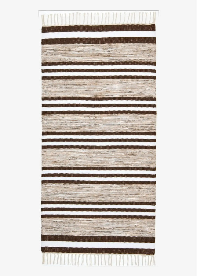 Trasmattor är klassiska, slitstarka och tidlösa. En lättskött matta i bomull som passar perfekt i kök, hall och vardagsrum.