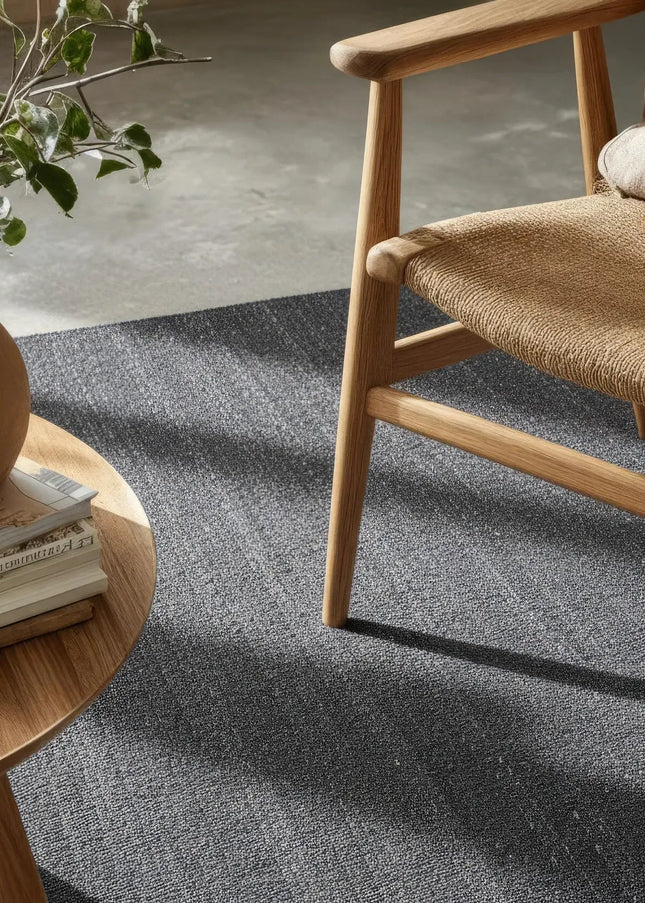 Ullmattor ger värme, hållbarhet och naturlig komfort. Ett klassiskt val som passar lika bra i vardagsrum som i sovrum.