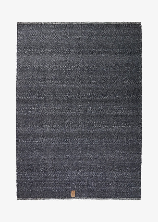 Ullmattor ger värme, hållbarhet och naturlig komfort. Ett klassiskt val som passar lika bra i vardagsrum som i sovrum.