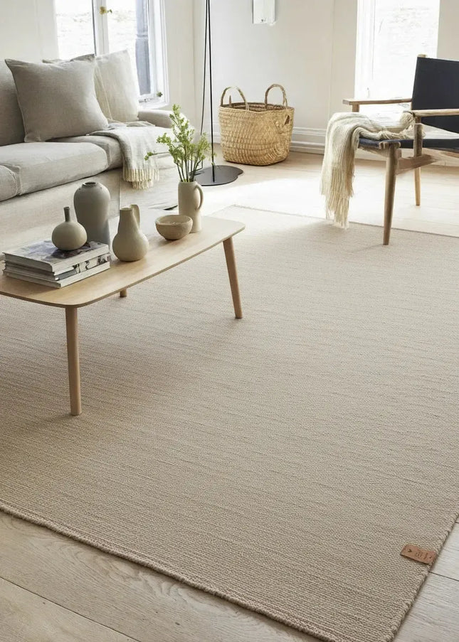 Ullmattor ger värme, hållbarhet och naturlig komfort. Ett klassiskt val som passar lika bra i vardagsrum som i sovrum.