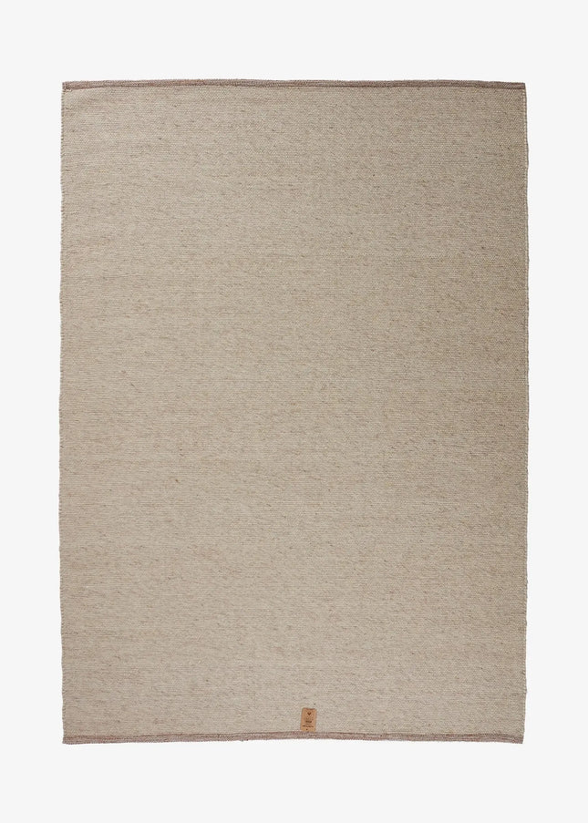 Ullmattor ger värme, hållbarhet och naturlig komfort. Ett klassiskt val som passar lika bra i vardagsrum som i sovrum.