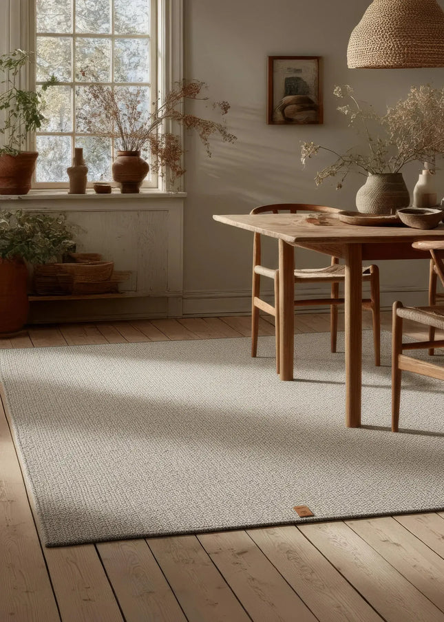 Ullmattor ger värme, hållbarhet och naturlig komfort. Ett klassiskt val som passar lika bra i vardagsrum som i sovrum.