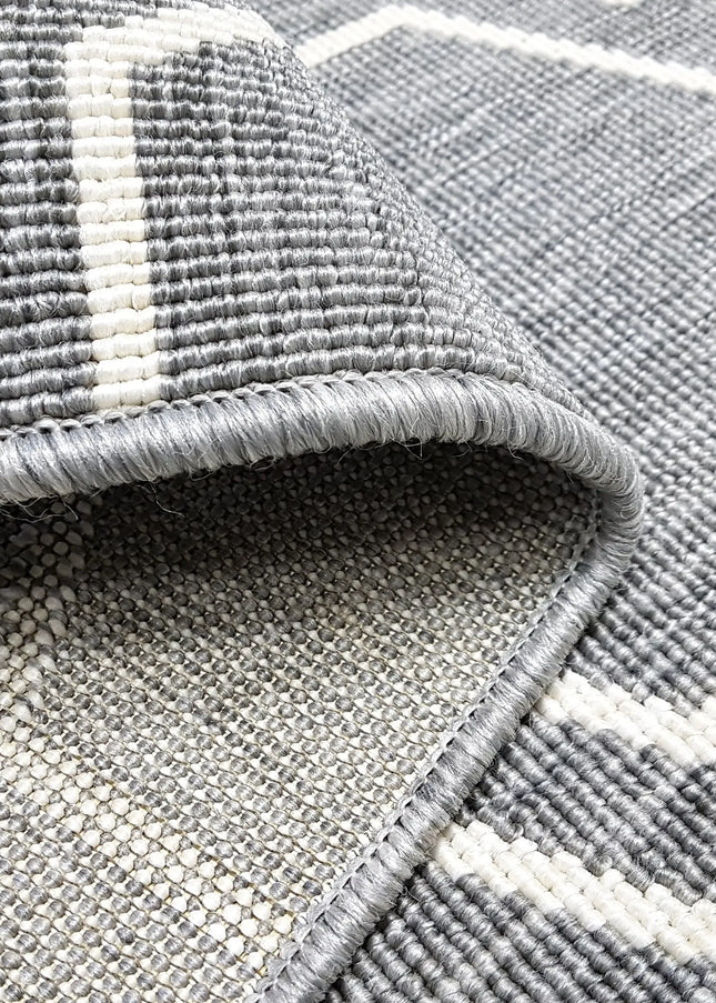 Flatvävda mattor är tunna, slitstarka och praktiska. Lättskötta mattor som passar perfekt under matbord eller i kök.