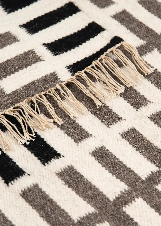 Ullmattor ger värme, hållbarhet och naturlig komfort. Ett klassiskt val som passar lika bra i vardagsrum som i sovrum.