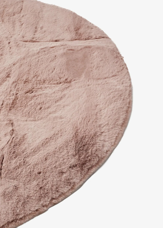 Ryamattor är mjuka, fluffiga och inbjudande. Den höga luggen ger en varm och mysig atmosfär i både vardagsrum och sovrum.