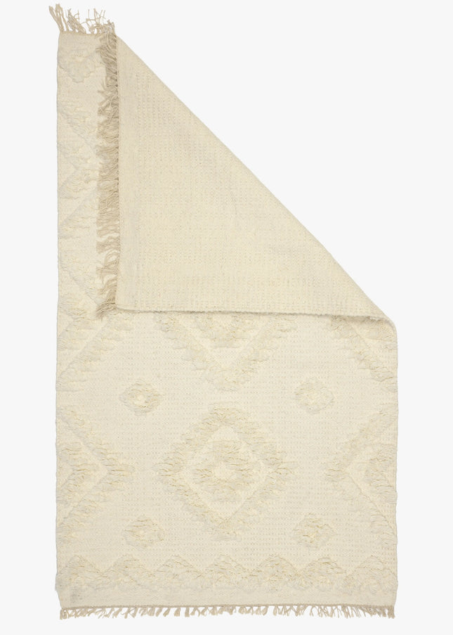 Ullmattor ger värme, hållbarhet och naturlig komfort. Ett klassiskt val som passar lika bra i vardagsrum som i sovrum.