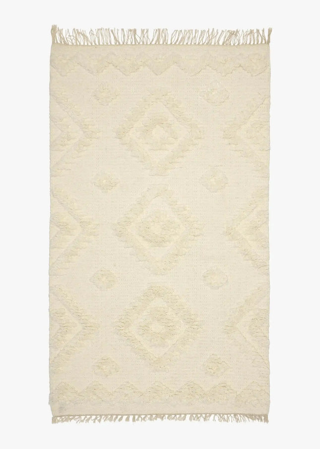 Ullmattor ger värme, hållbarhet och naturlig komfort. Ett klassiskt val som passar lika bra i vardagsrum som i sovrum.