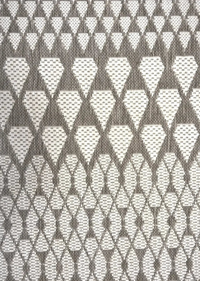 Flatvävda mattor är tunna, slitstarka och praktiska. Lättskötta mattor som passar perfekt under matbord eller i kök.