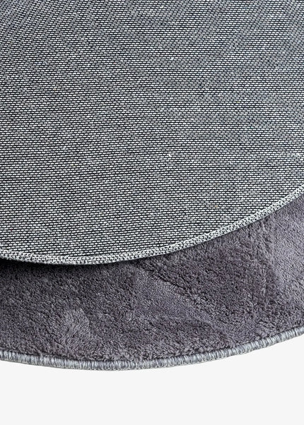 Wiltonmattor kombinerar lyxig komfort och tidlös design. Den täta vävtekniken gör mattan mjuk, slitstark och enkel att sköta. Perfekt för vardagsrum, sovrum eller under matbordet.
