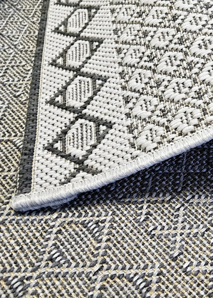 Flatvävda mattor är tunna, slitstarka och praktiska. Lättskötta mattor som passar perfekt under matbord eller i kök.