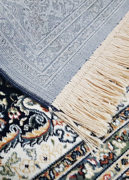 Konstsilkesmattor har en elegant glans och silkeslen yta. En lyxig matta som tillför exklusiv känsla till alla rum.