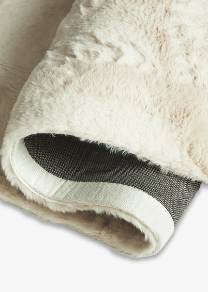 Ryamattor är mjuka, fluffiga och inbjudande. Den höga luggen ger en varm och mysig atmosfär i både vardagsrum och sovrum.