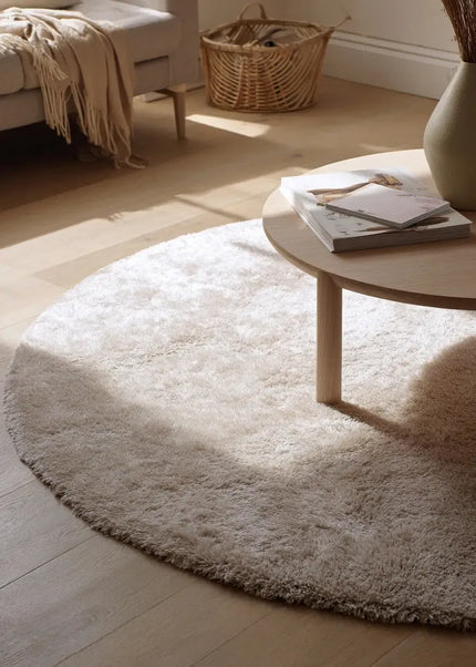 Ryamattor är mjuka, fluffiga och inbjudande. Den höga luggen ger en varm och mysig atmosfär i både vardagsrum och sovrum.