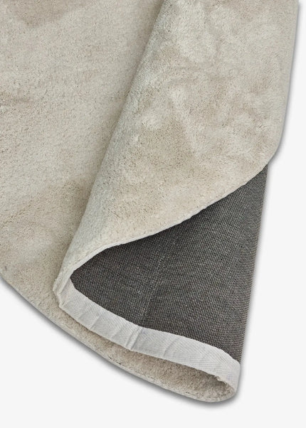 Ryamattor är mjuka, fluffiga och inbjudande. Den höga luggen ger en varm och mysig atmosfär i både vardagsrum och sovrum.